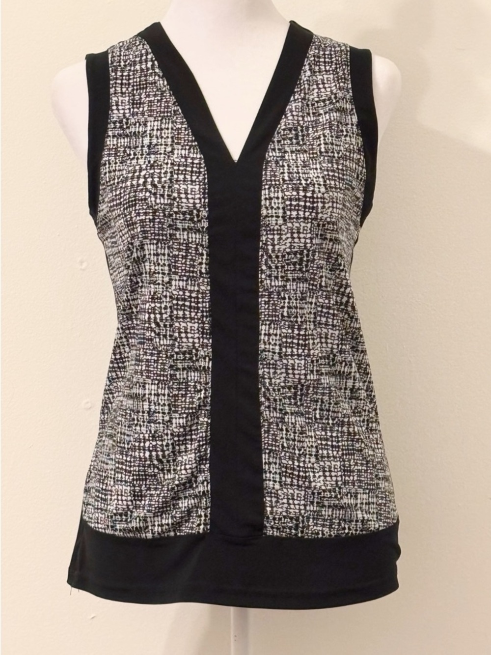 Jones New York Black and White Sleeveless V-Neck Graphic Knit Top Size Small